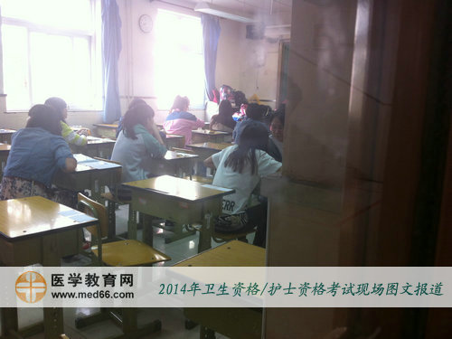 2014年护士资格考试考生陆续入场，等候考试