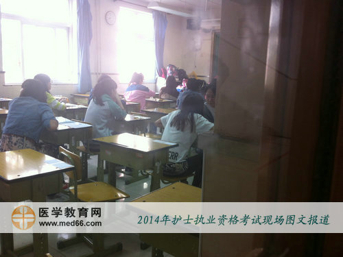 2014年护士资格考试考生陆续入场，准备考试