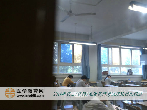 药士/药师/主管药师考生陆续进场准备考试
