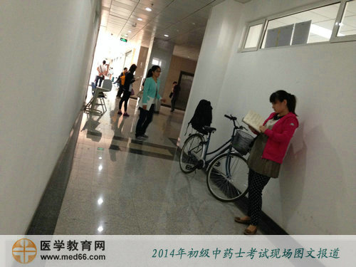 因为下雨很多考生把复习场地搬到了楼道