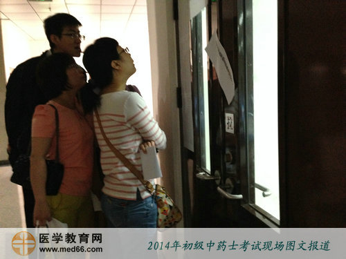 在楼道里查看考场分布图的中药士考生