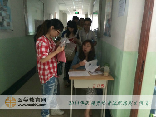 为保证考试的公平性,医师资格考生必须核对信息才可进入考场