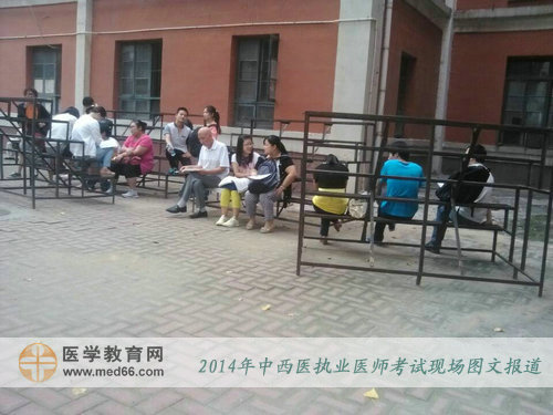 考场内到处都可以看到考前冲刺的中西医执业医师考生