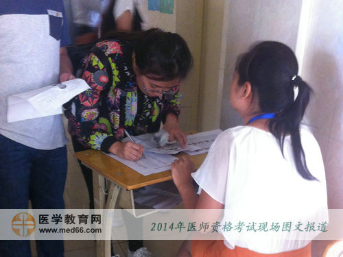 考生需要先核对信息才能进入2014年医师资格考场