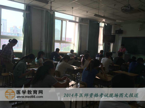 2014年医师资格考试即将开考，考生陆续入场候考