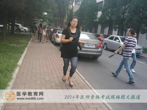 急匆匆赶考执业医师考试的考生