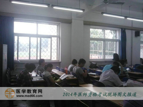 2014年医师资格考试考生陆续入场准备考试
