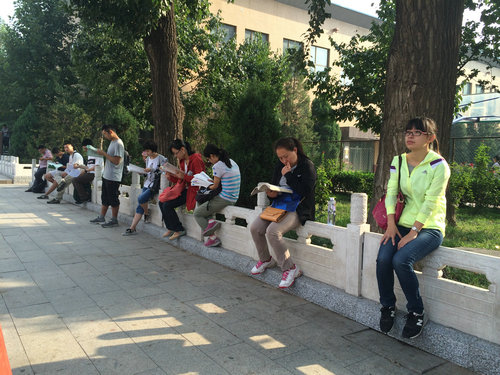 环境多艰苦都不能抵挡我们通过执业医师考试的决心