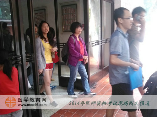 看这位美女的表情就可以知道医师资格考试考的不错