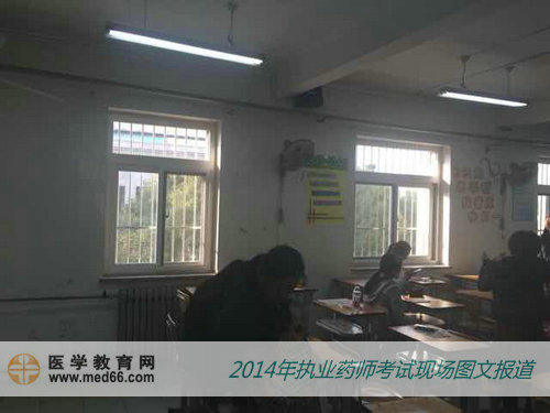 找到自己座位，准备坐下的执业药师考试考生