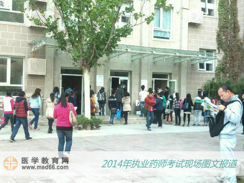 抓紧最后时间进行复习的执业药师考生