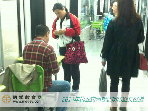 正在核对个人信息的执业药师考生