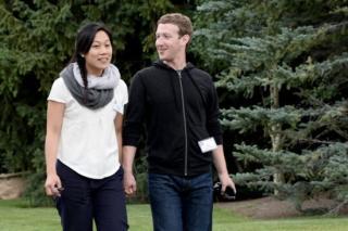 Facebook首席执行官马克·扎克伯格和妻子普莉希拉·陈向疾控中心捐赠2500万美元,用于抗击埃博拉疫情。