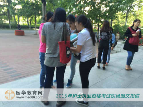 参加2015年护士资格考试的姑娘们在最后关头互相讨论