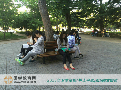 又一个“带着”宝宝一起来参加卫生资格考试的考生