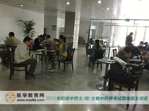 早到考场的中药学考试考生正在抓紧时间进行复习 