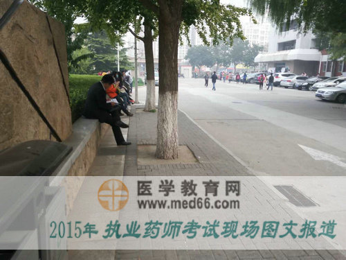 2015年执业药师考试考友紧张冲刺复习中