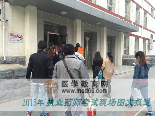 各考友按顺序进入考场大楼