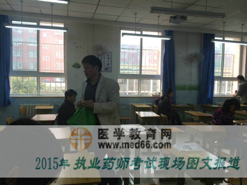 医学教育网执业药师考友寻找自己的考场位置准备入座