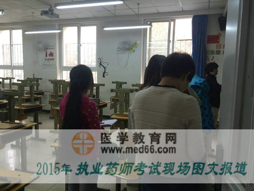 执业药师考生进入考场等待核对自己考场位置