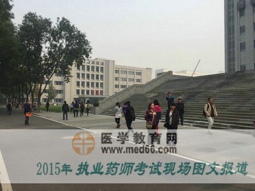 执业药师考生结束考试逐渐离场