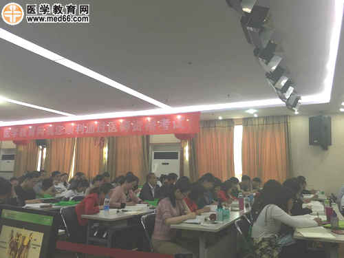 正在认真听课的学员