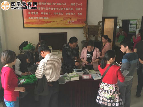 汤以恒老师及工作人员为学员办理听课手续