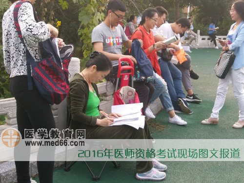 自备座椅、装备齐全的考生