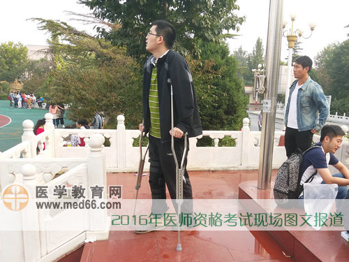 即使受伤依然坚持参加考试的考生