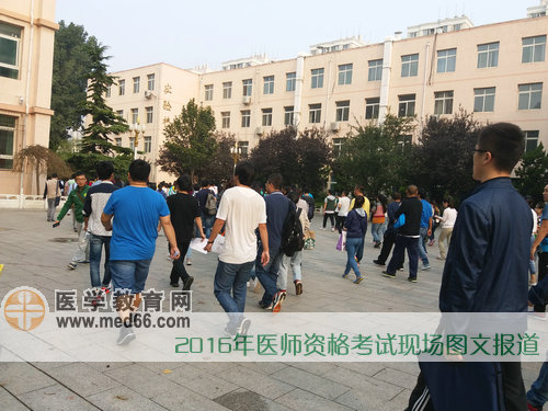 考试即将开始，考生陆续进入考场