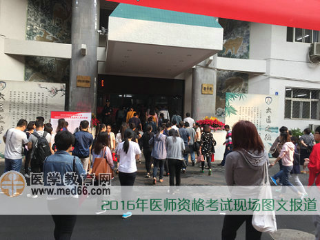 考生陆续进入考场