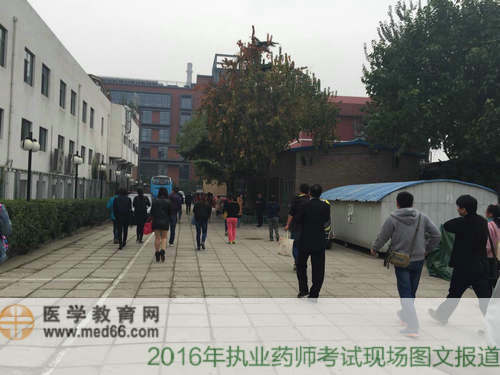 考生陆续进入执业药师考场