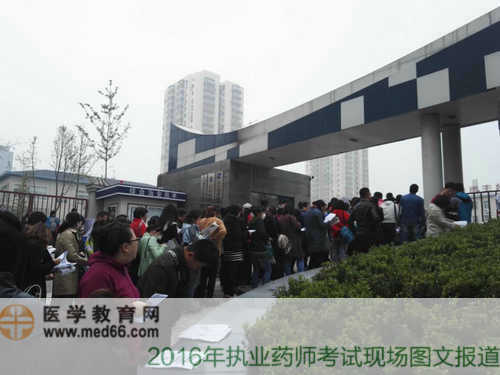 考场开门之前，考生们正在排队入场