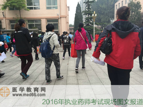 执业药师考试即将考试，考生陆续进入考场