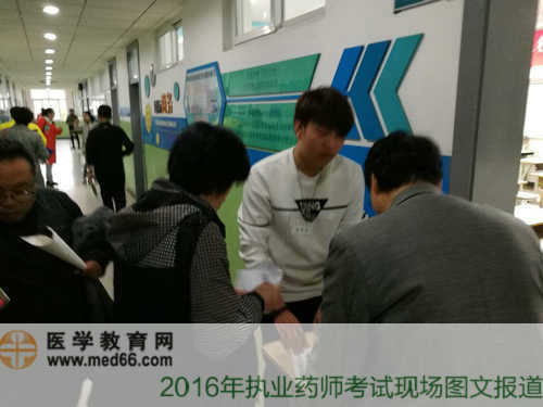 考生正在排队进行信息核对