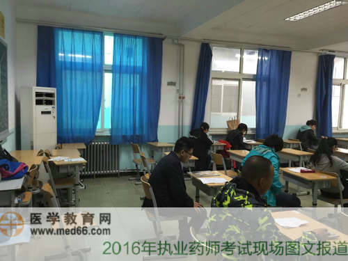 考生陆续落座，准备进行考试