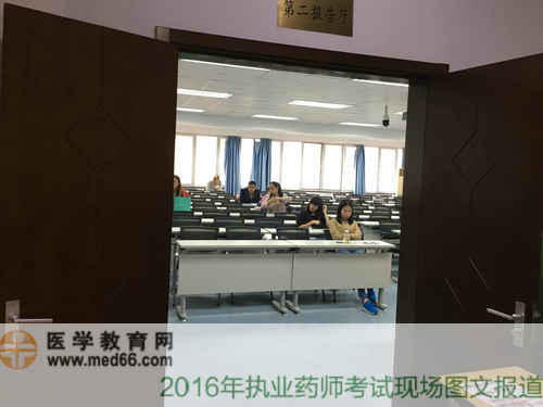 执业药师考试考场内，考生们已经做好准备