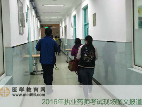 结束专业知识一考试的考生离开考场