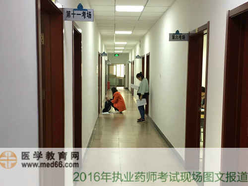 抓紧时间在楼道里进行复习的考生