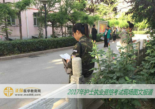 首都医科大学附属卫生学校里进行2017护士资格考试考前冲刺的考生