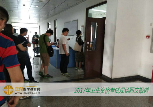 2017年卫生资格人机对话考场考生核对信息入场