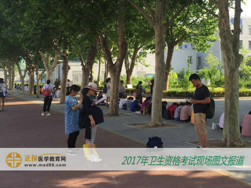 宝宝陪妈妈一起参加2017年卫生资格考试