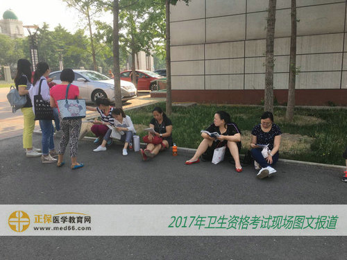 2017年卫生资格考生早早到达考场等候考试