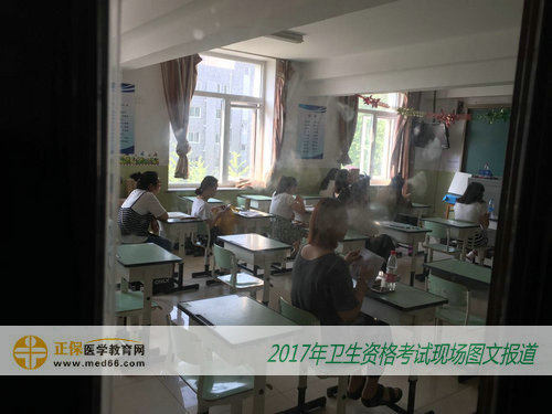 2017年卫生资格纸笔作答考生入场，考试马上开始
