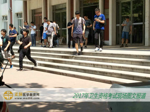 结束了上午的考试，2017年卫生资格考生离成功更进一步！