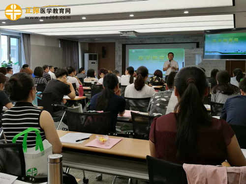 临床医师面授旗舰班学员认真听课学习