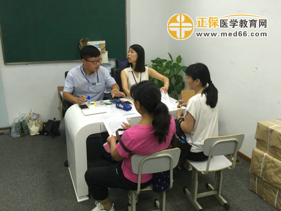 医学教育网2017年执业药师面授班工作人员接待报名学员