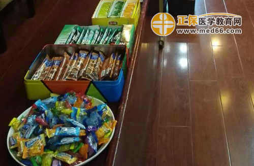 医学教育网为执业药师面授班学员准备了减压用的小零食