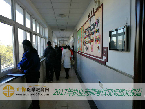 2017年北京和义学校执业药师考试现场-考生复习瞬间