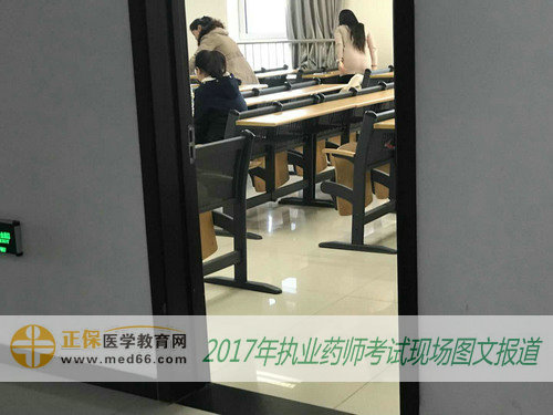 2017年执业药师考试部分考生进入考场 